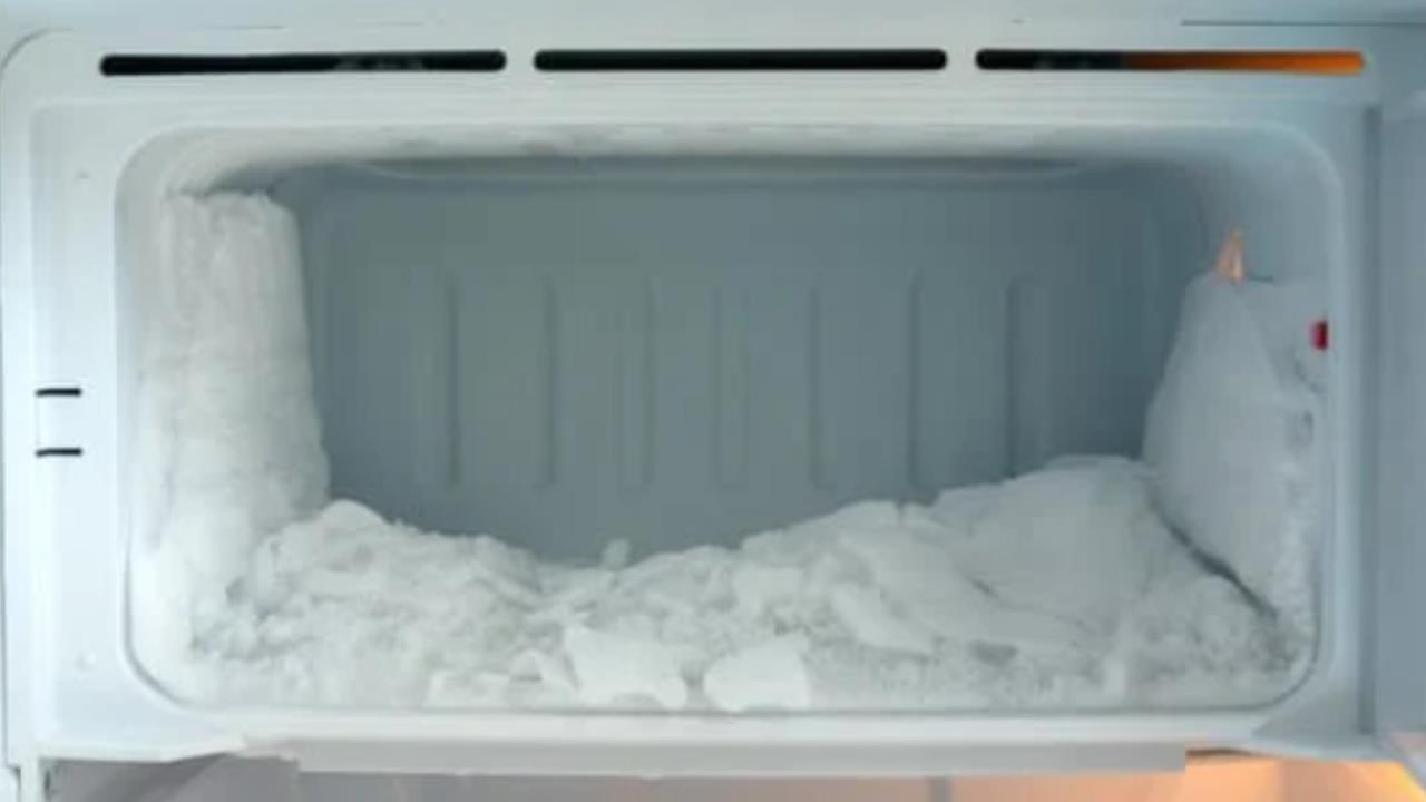 El truco infalible para quitar el hielo del congelador en poco tiempo y con ingredientes que tienes en la cocina